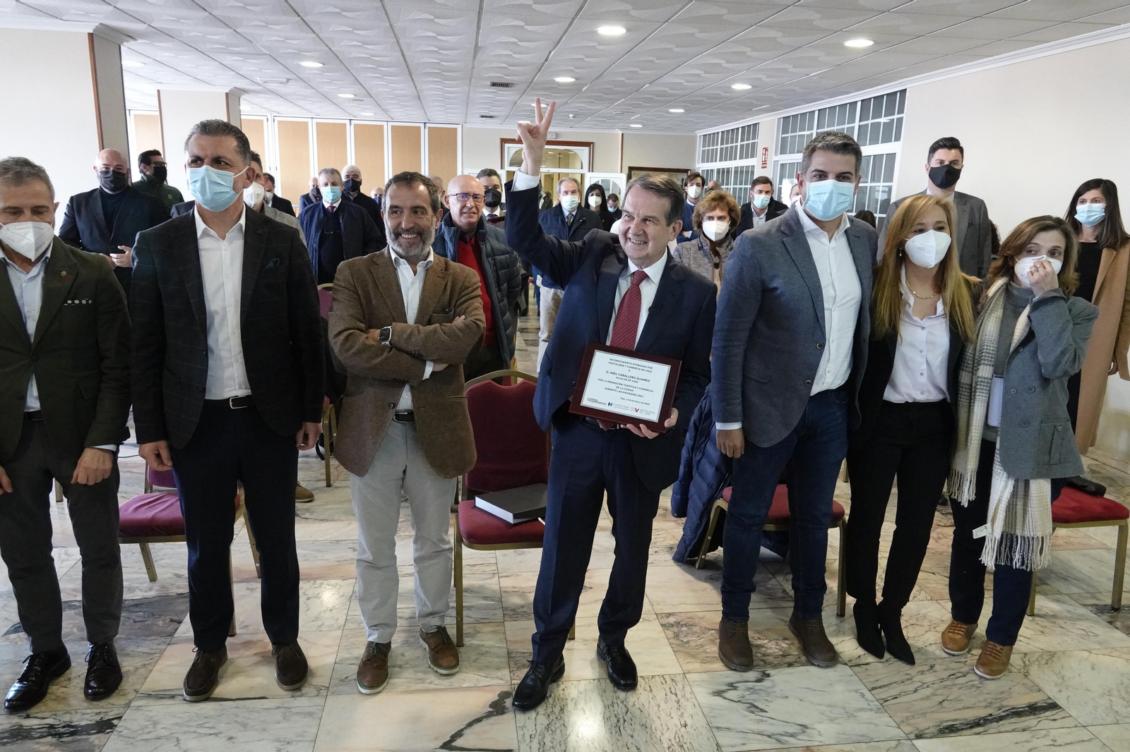 El alcalde, tras recibir la placa conmemorativa de manos de Roberto Giráldez (Vigo Comercio), Beatriz Carballido y César Ballesteros (Feprohos).