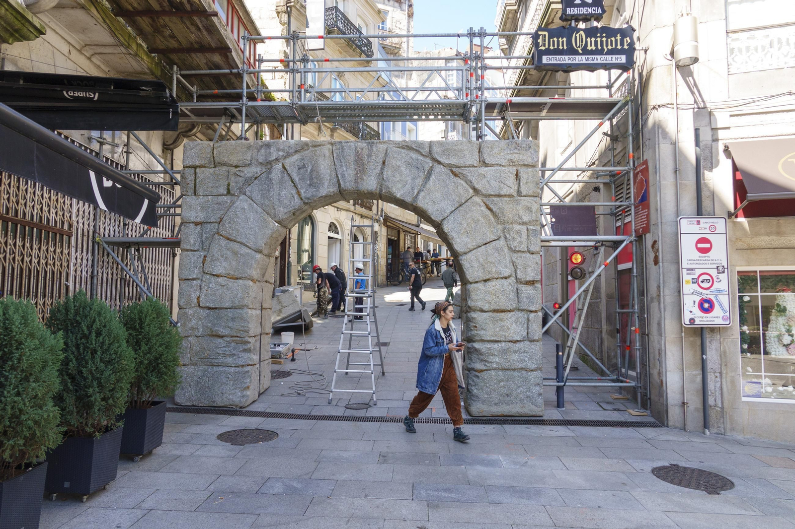 El montaje de la puerta de Gamboa en cartón piedra ya estaba ayer muy avanzado.