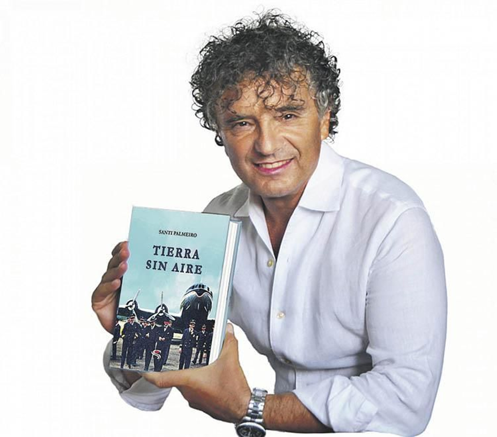 El periodista Santiago Palmeiro con su libro.