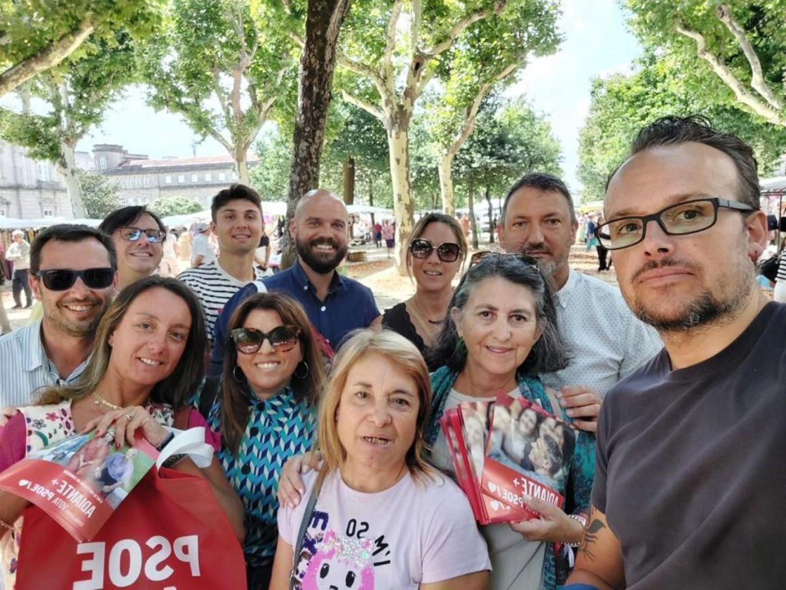 Militantes del PSOE, repartiendo material electoral.