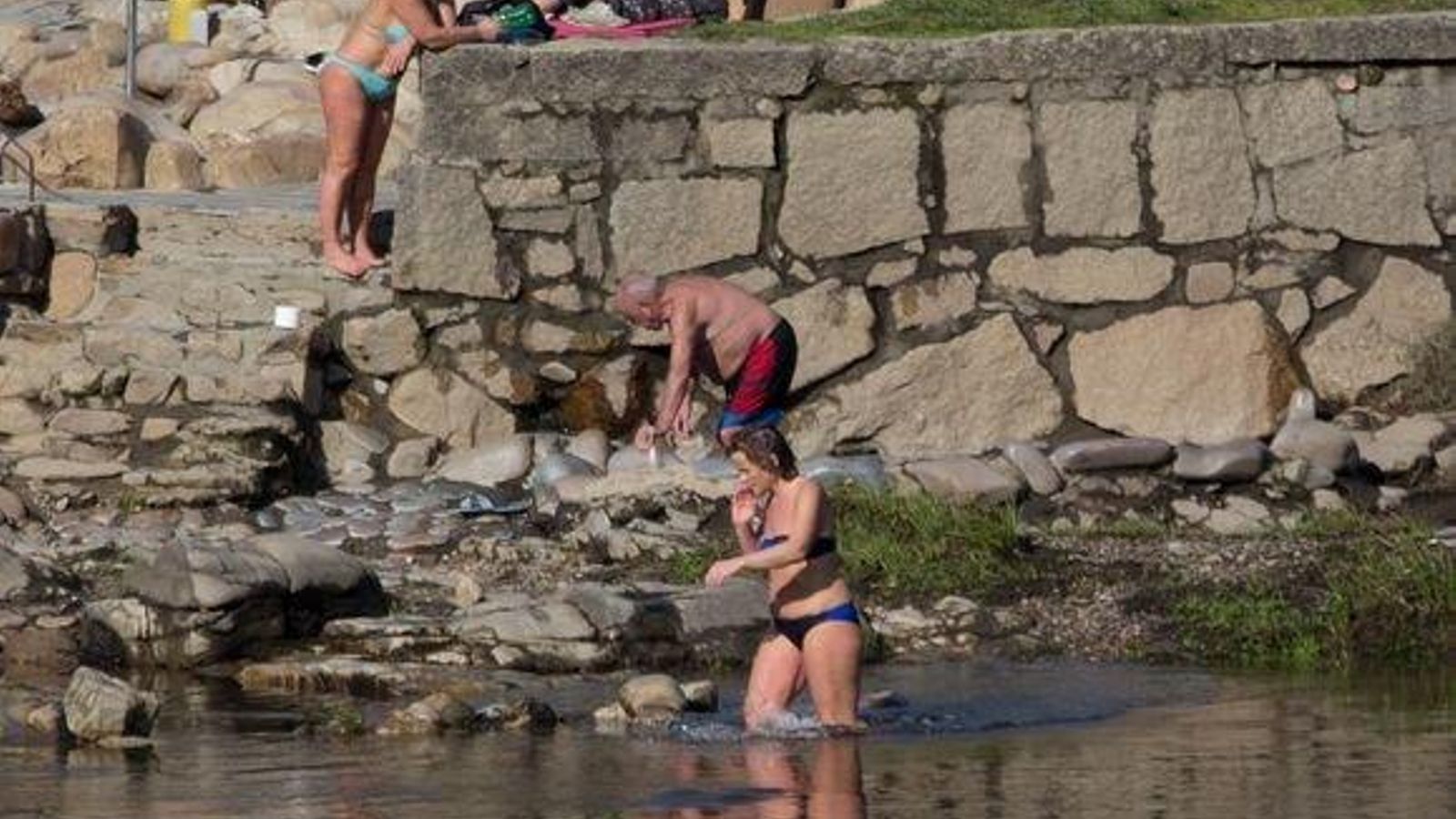 A Chavasqueira (Ourense). 26/02/18. Gente bañándose y tomando el sol en las termas de A Chavasqueira. Foto: Xesús Fariñas