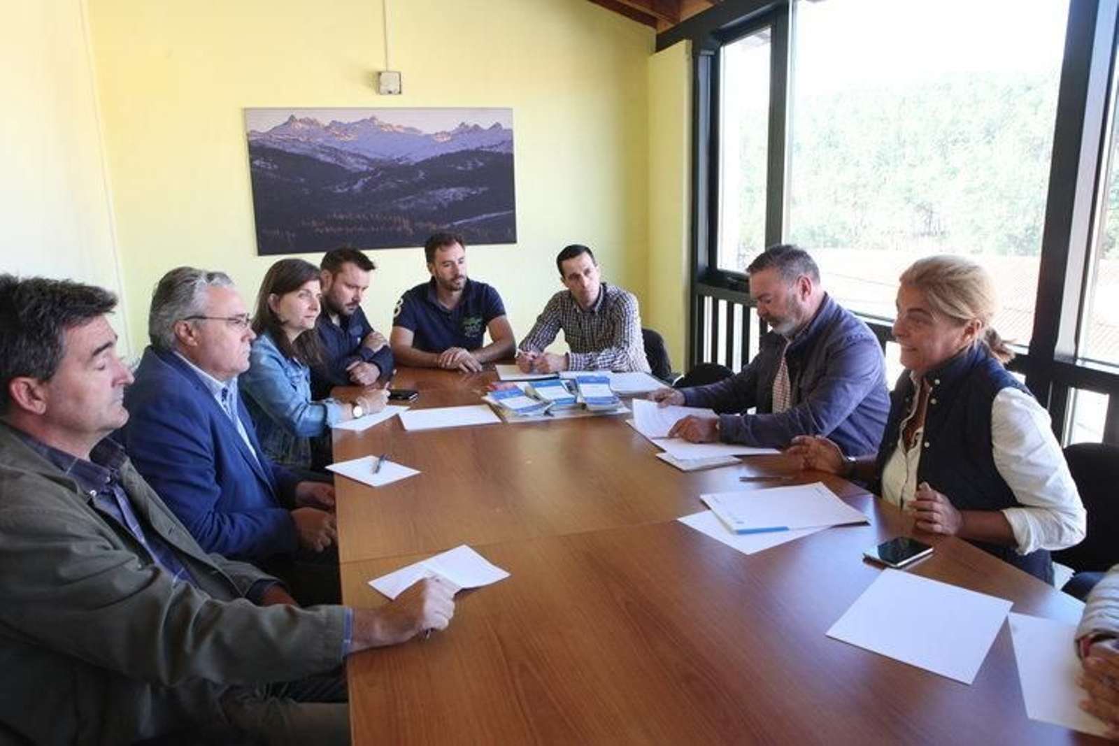 Ana María Díez, primera por la derecha, durante la reunión que celebró en el concello de Lobios.