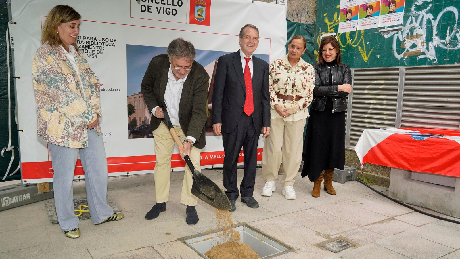 Colocación de la primera piedra de la biblioteca de Teis. Abel Caballero, con varios concejales.