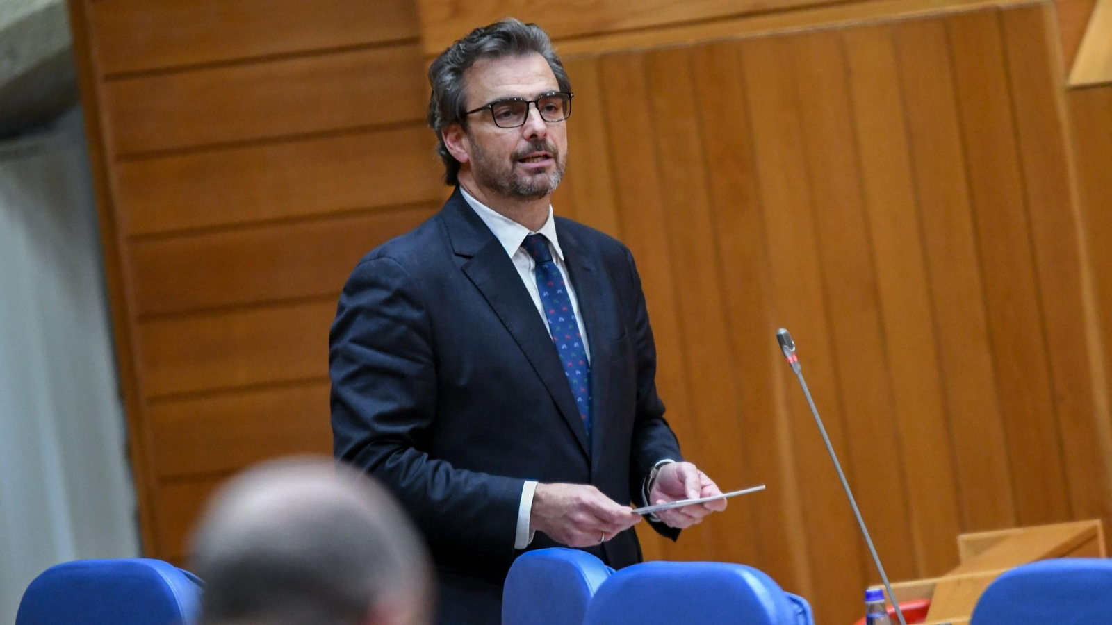 Diego Calvo responde en un pleno del Parlamento