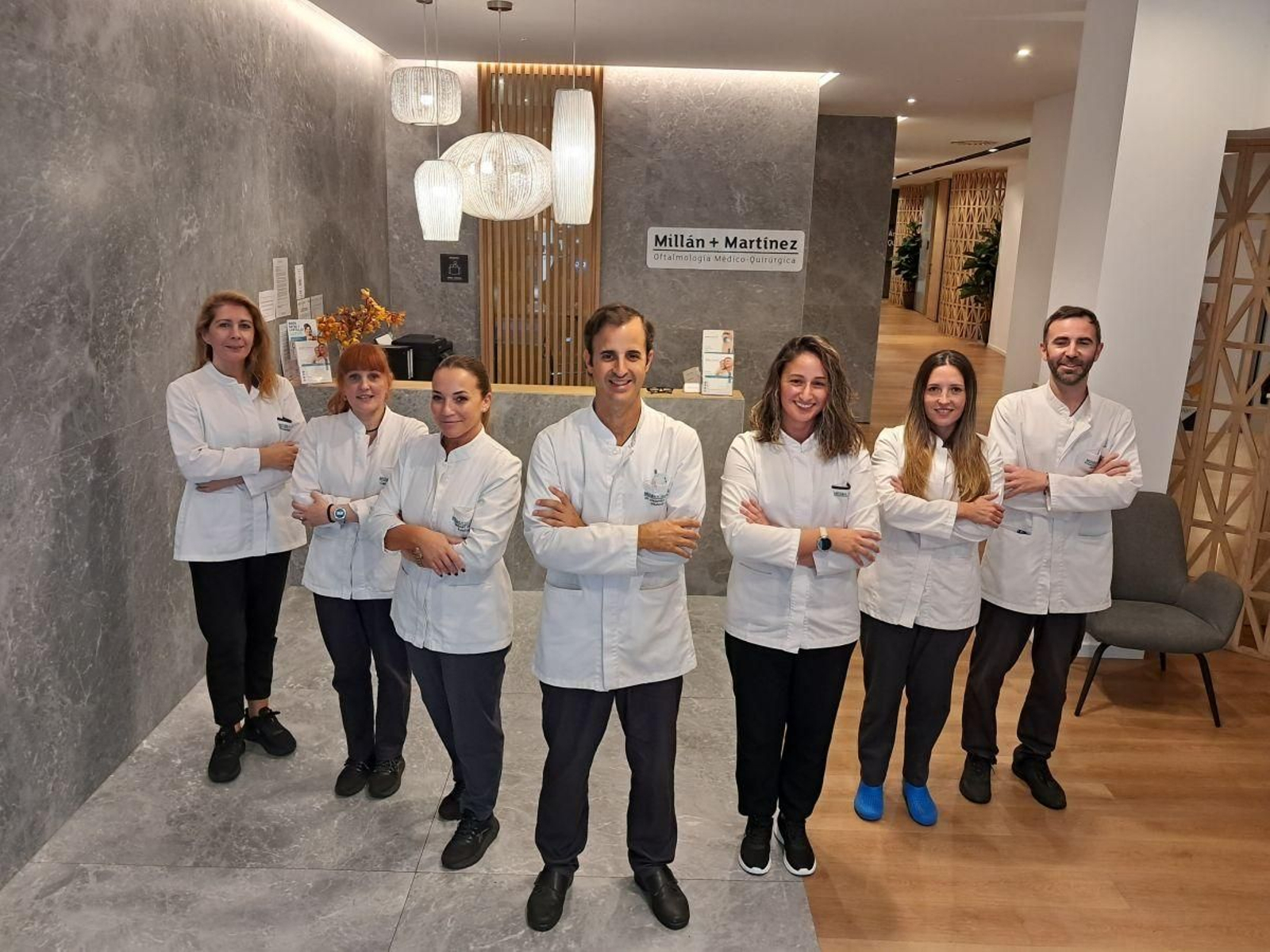 El doctor Alejandro Millán, director de Millán + Martínez Oftalmología, con su equipo.