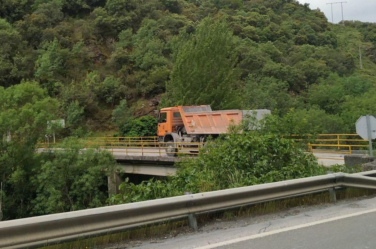 Un camión de transporte de rachón de pizarra accede a la carretera de Casaio.