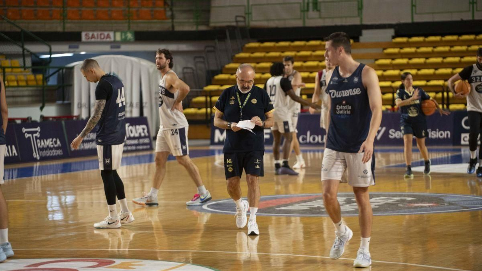 Moncho López mira sus notas durante un entrenamiento del COB en el Pazo.