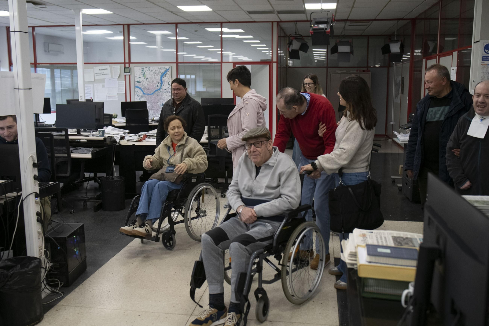 Galería | Usuarios de la Residencia de Santa Cruz conocen por dentro el trabajo de La Región y Telemiño