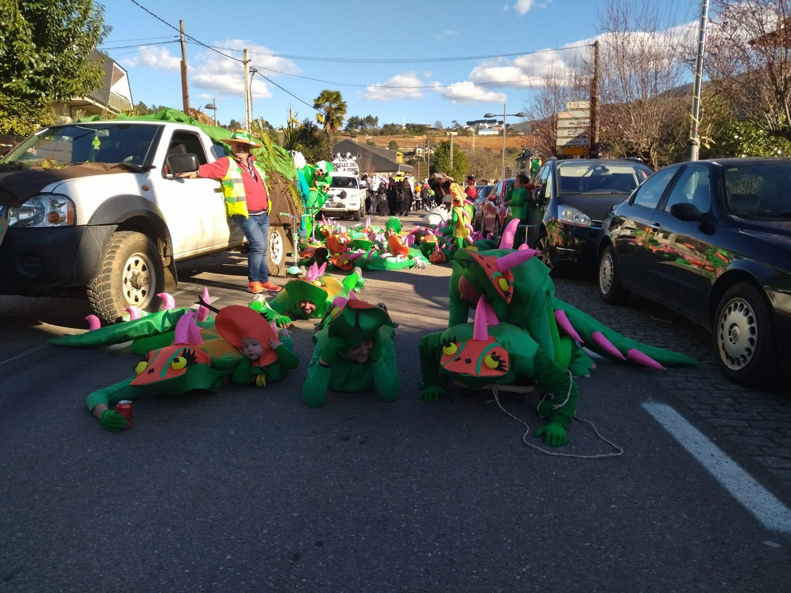 Galería | El desfile de Vilamartín citó  a casi una veintena de comparsas