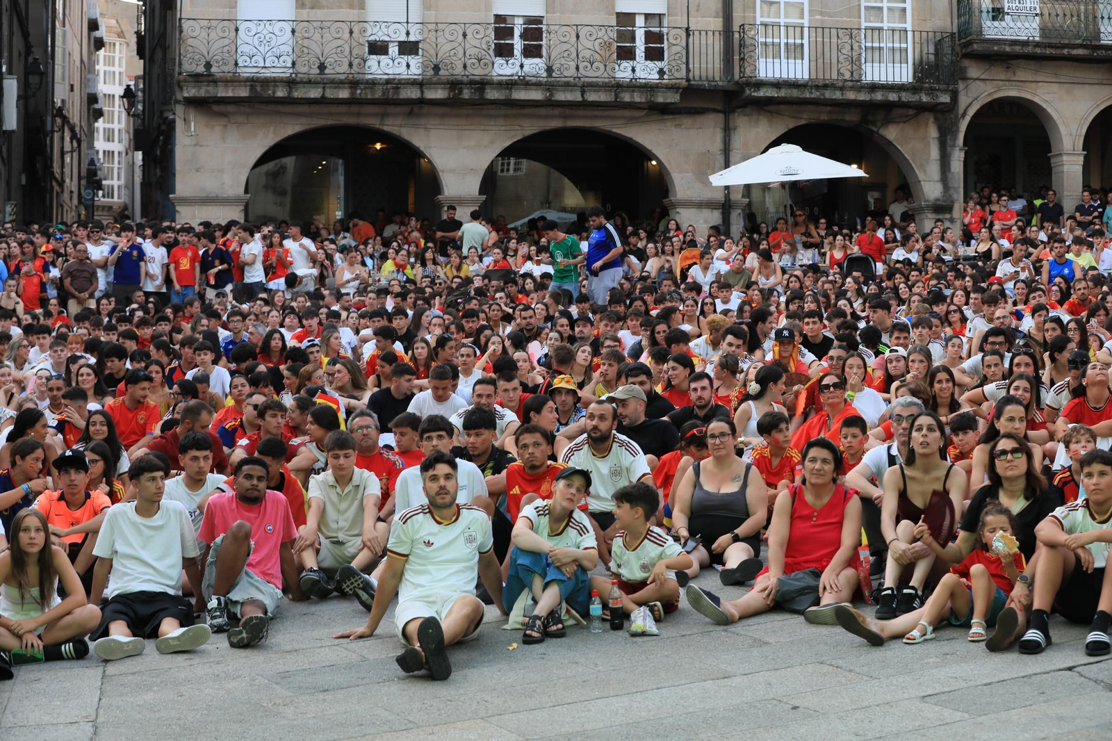 Galería | Ambiente y expectación en las terrazas de Ourense para disfrutar del partido de la selección española ante Portugal , en fotos