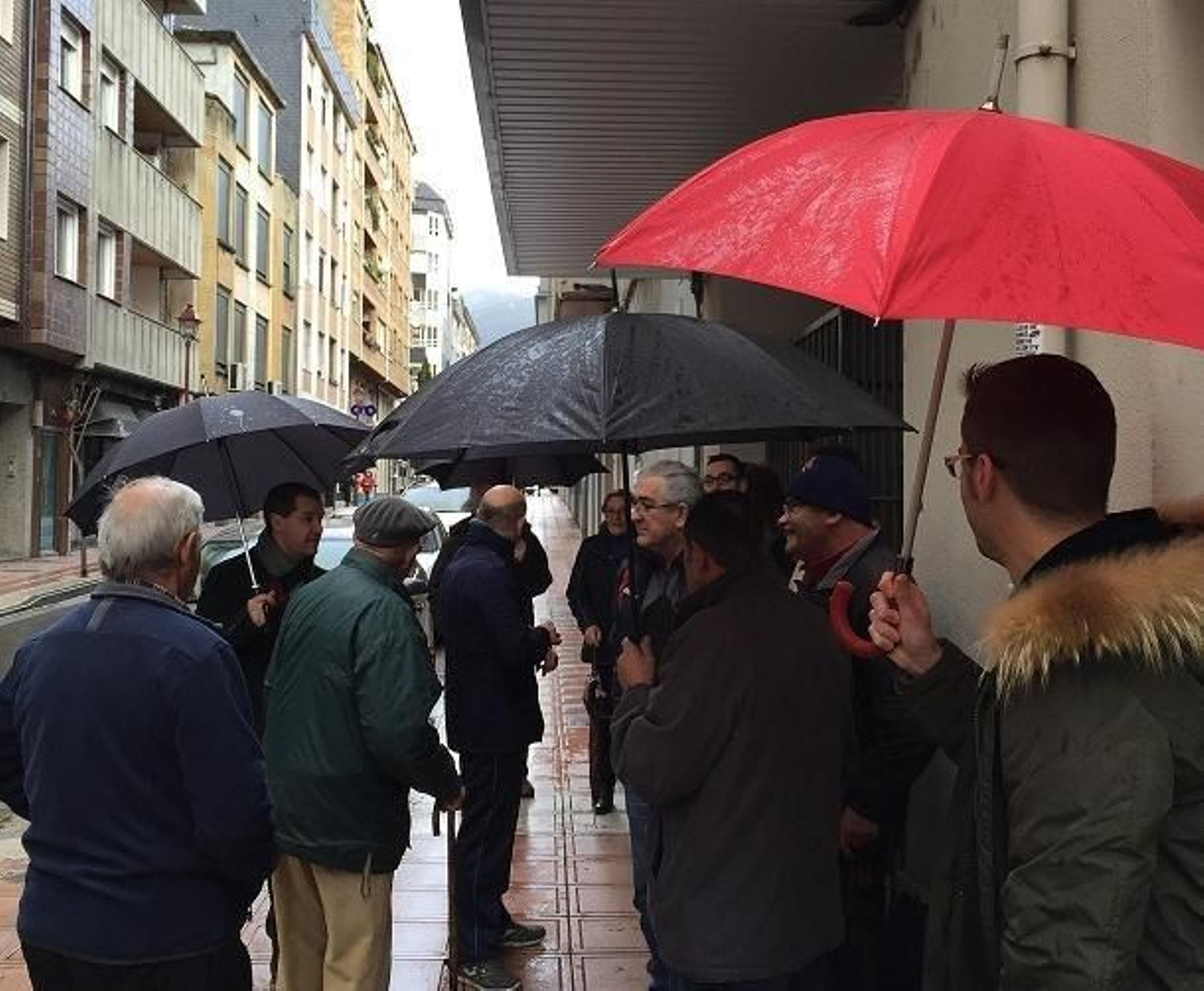 Un grupo de personas esperan ante el Conservatorio para adquirir entradas de la Festa do Botelo.