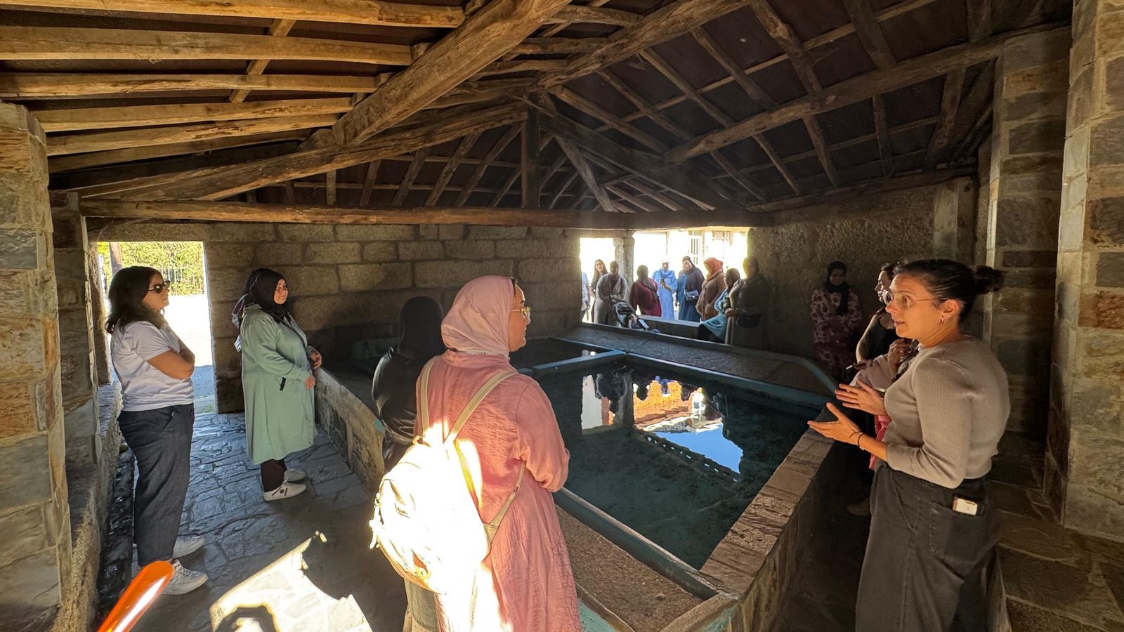 La alcaldesa Tamara Balboa -der.- ofreció un recorrido por la villa a las migrantes.
