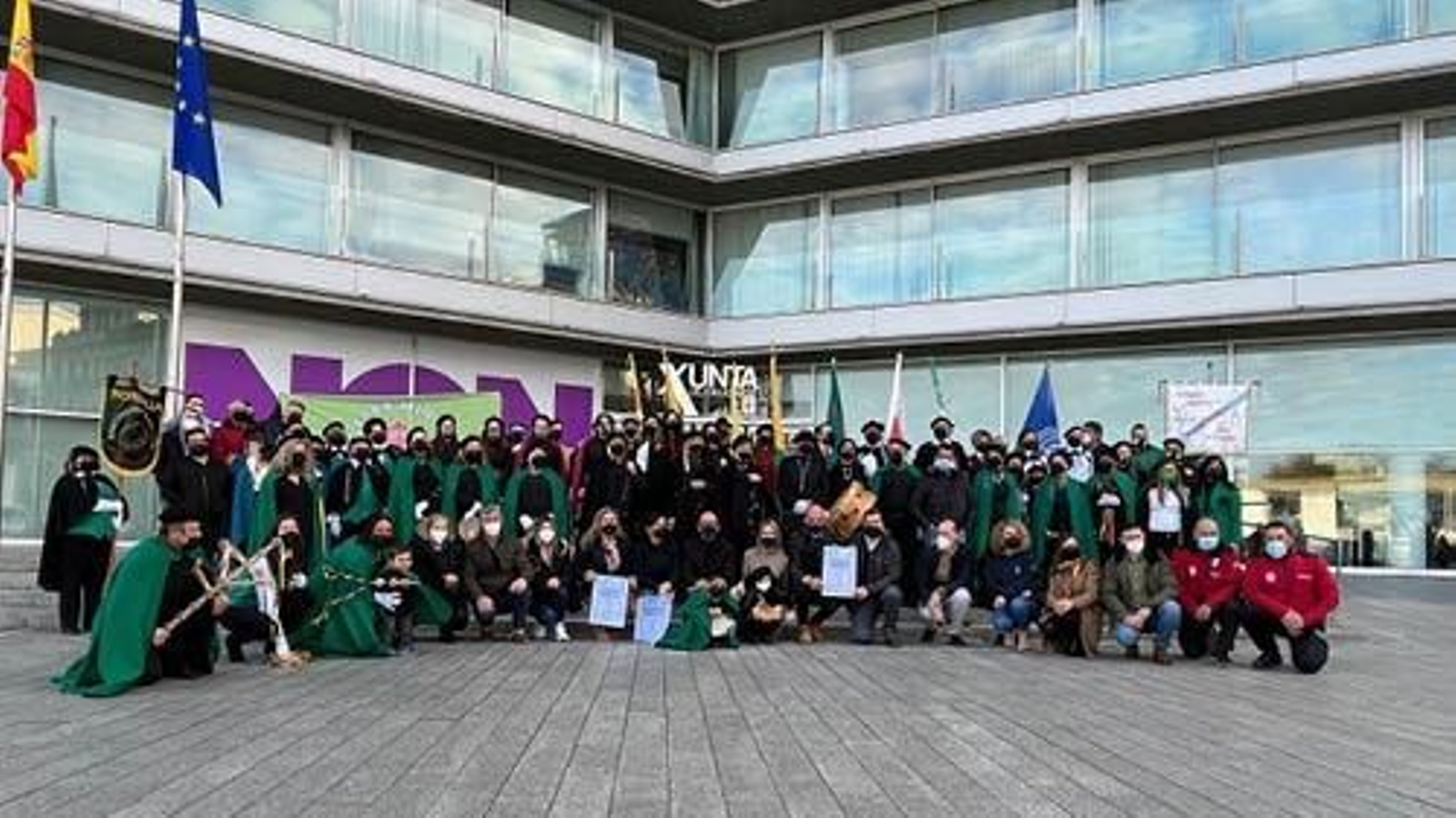 La presentación de la cuarta edición del Certame de Rondallas, celebrada ante el Edificio de la Xunta.