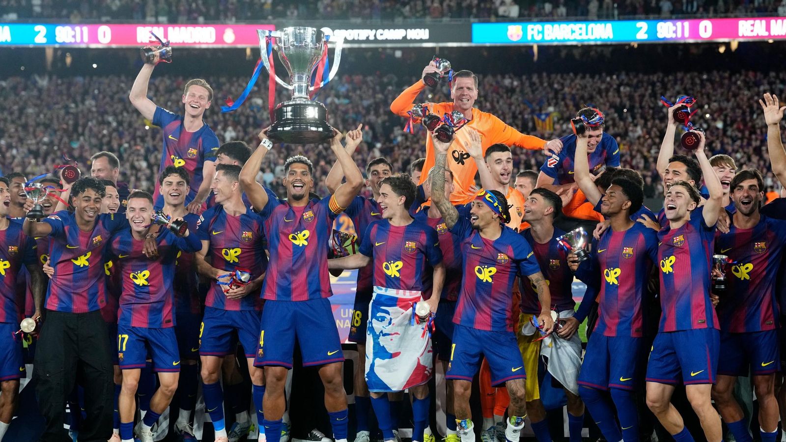 Los jugadores del FC Barcelona celebran en el cesped del Camp Nou su segundo título de liga consecutivo tras derrotar al Real Madrid.