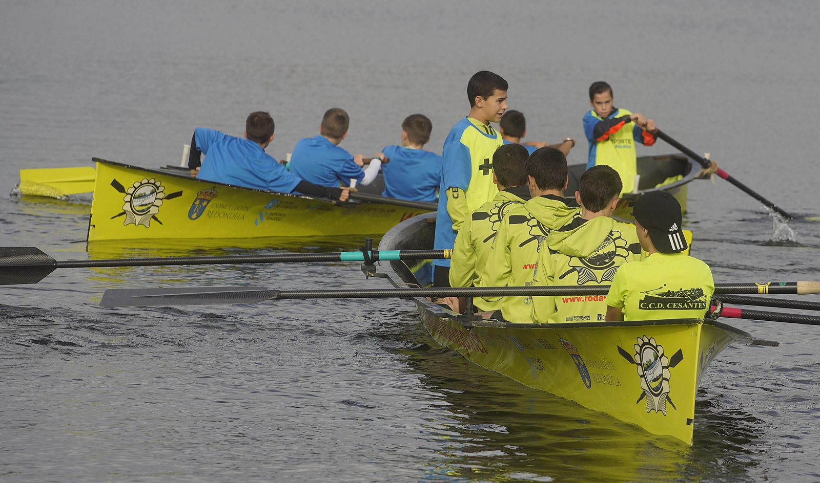 Participantes en la sesión de remo de +Deporte Atlántico en Cesantes.