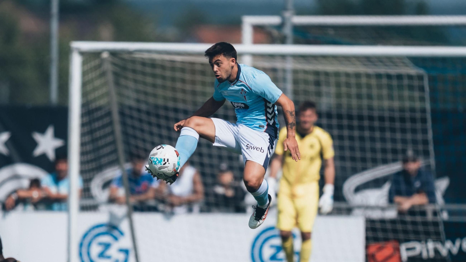 Fran Beltrán controla el balón en el partido jugado ayer.