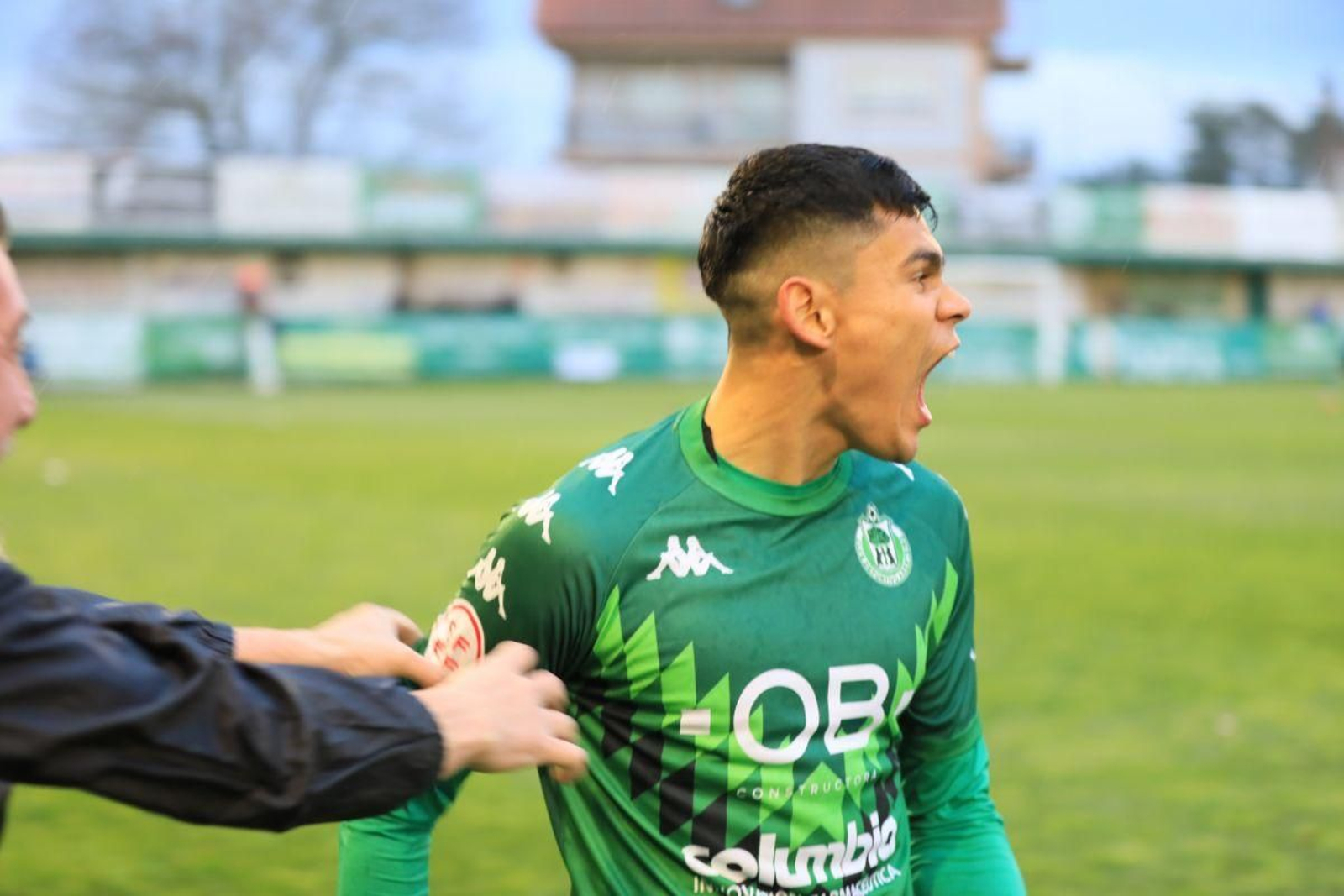 Jaume Cuéllar celebra con rabia su primer gol con la camiseta verde.