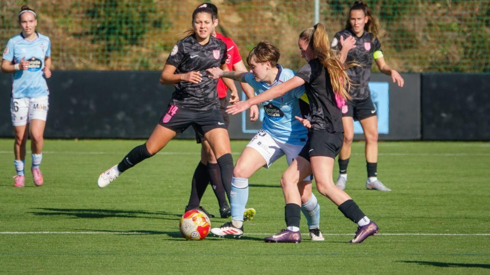 María Figueroa trata de salir de una presión de dos jugadoras visitantes ayer en A Madroa.