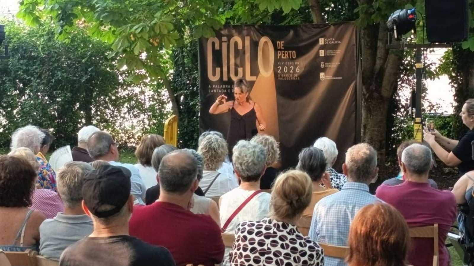 Actuación de LÎLÂ Teatro en los jardines de la Casa Grande de Viloira