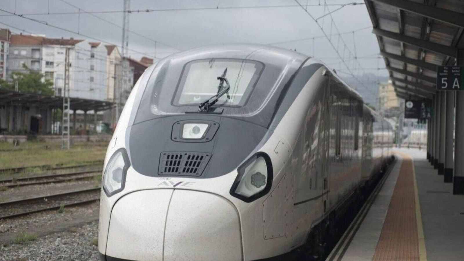 AVE en la estación de Ourense.