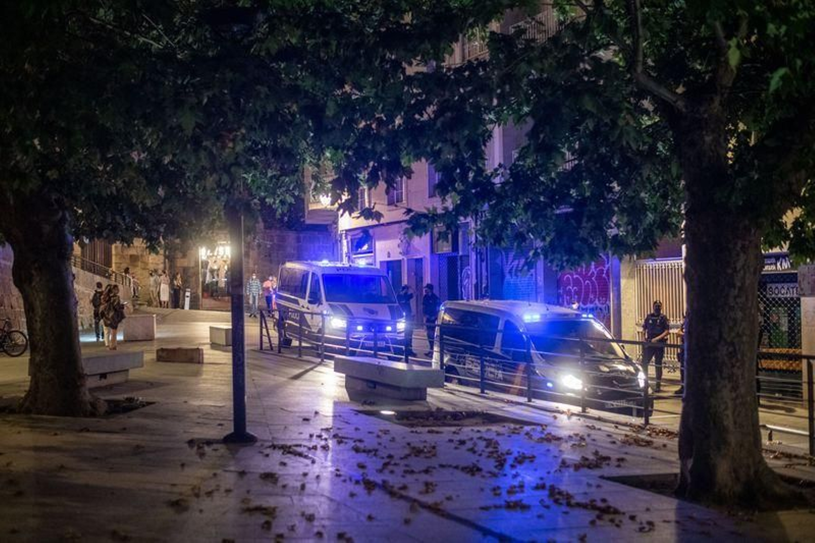 Despliegue policial para vigilar las zonas en las que se hace botellón // FOTO: ÓSCAR PINAL