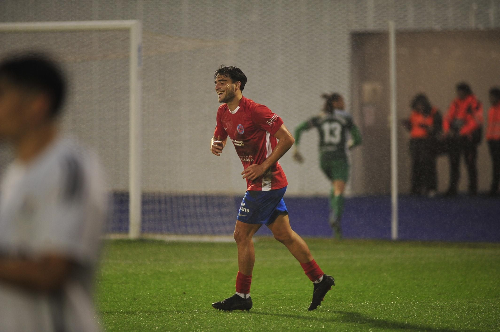 Galería | La UD Ourense gana y disfruta bajo la lluvia en O Couto