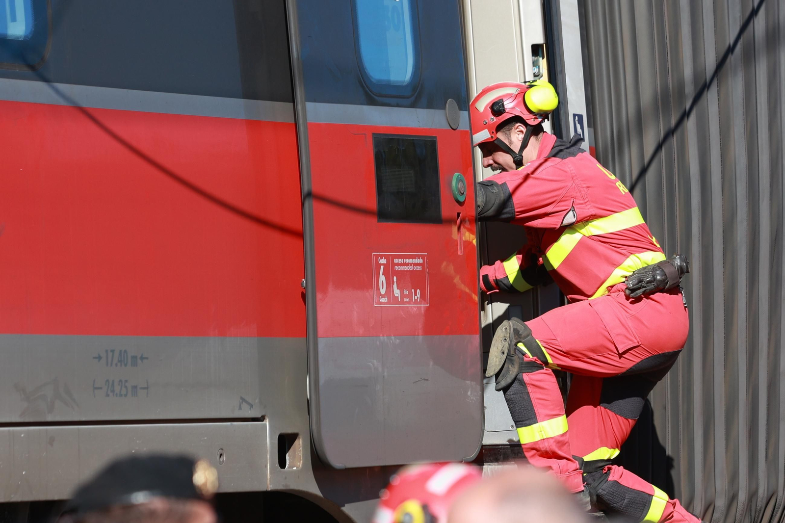 Un agente de la Unidad Militar de Emergencias (UME) trabaja en uno de los vagones del tren Iryo que descarriló, a 20 de enero de 2026, en Adamuz