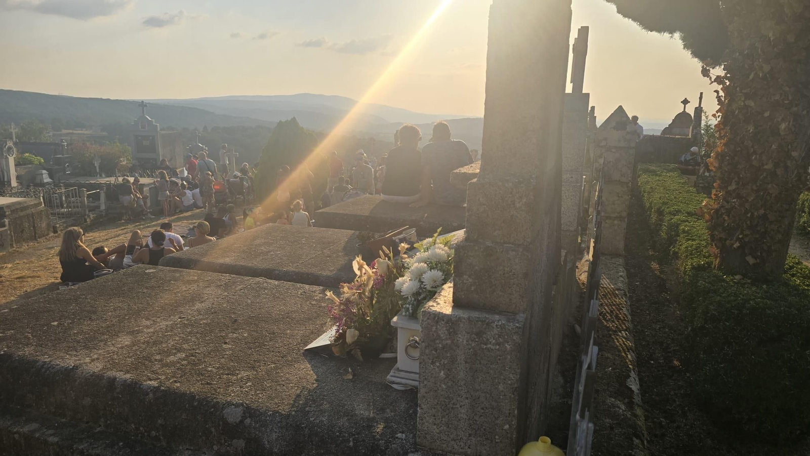 Galería | Un cementerio para mirar al cielo: un silencioso mirador para el eclipse total solar