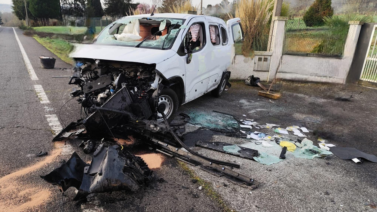 La furgoneta quedó volcada en el kilómetro 10 de la OU-540, a la altura de San Martiño de Loiro.