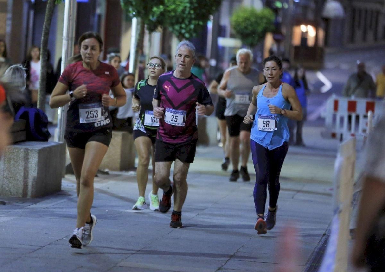 La noche fue tomando las calles de la ciudad mientras los corredores avanzaban.