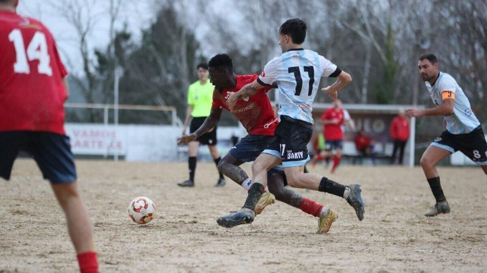 Zach, del Monterrei, se marcha con el balón perseguido por Abraham, del Cartelle (Foto: Marcos Atrio)