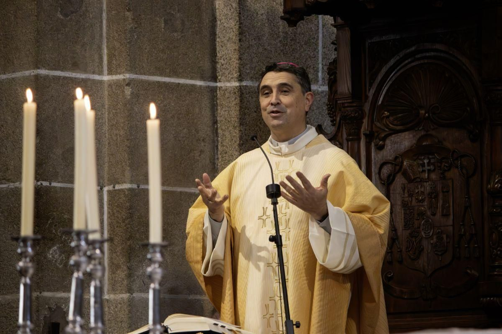 Monseñor Cadiñanos, durante un sermón.