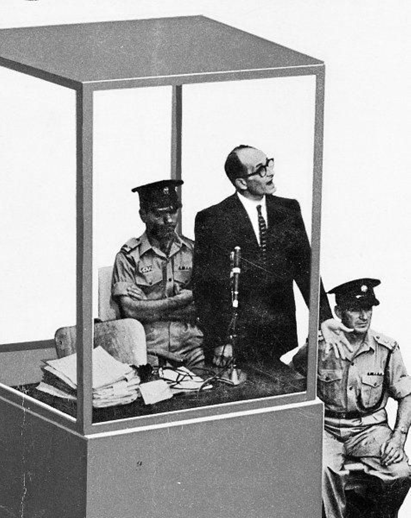Eichmann en la cabina desde la que declaró en el juicio que lo condenó a muerte.