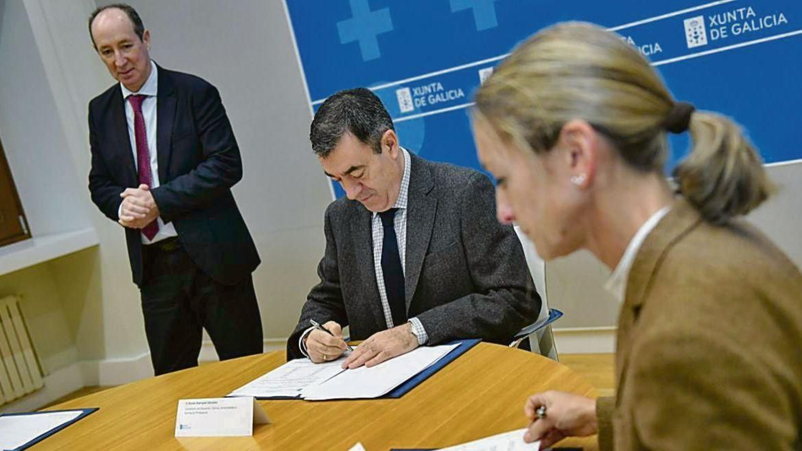 El conselleiro firmando en diciembre el acuerdo de prejubilación en la concertada.
