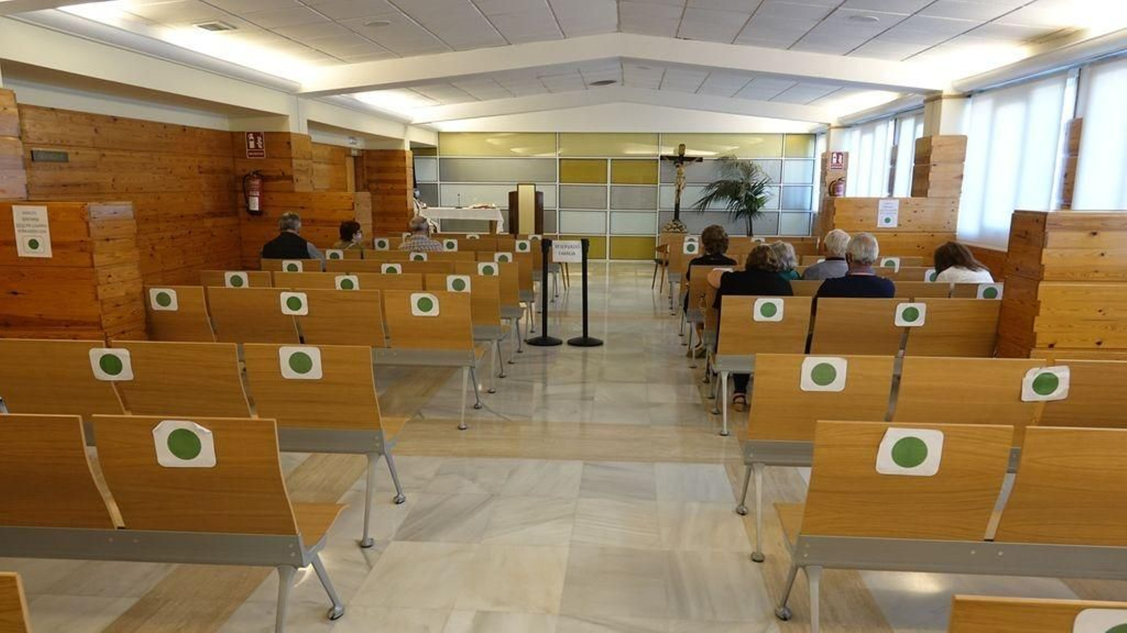 La capilla del tanatorio, con marcas de separación y protección por el covid.