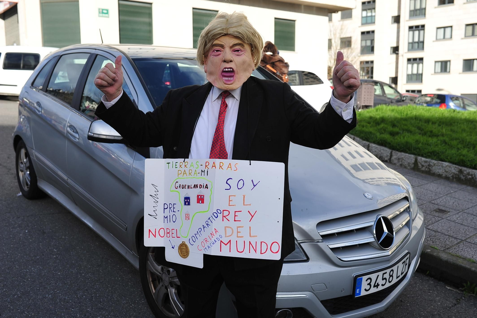 Galería | Color y retranca se pasean por las calles de A Valenzá durante su Martes de Entroido
