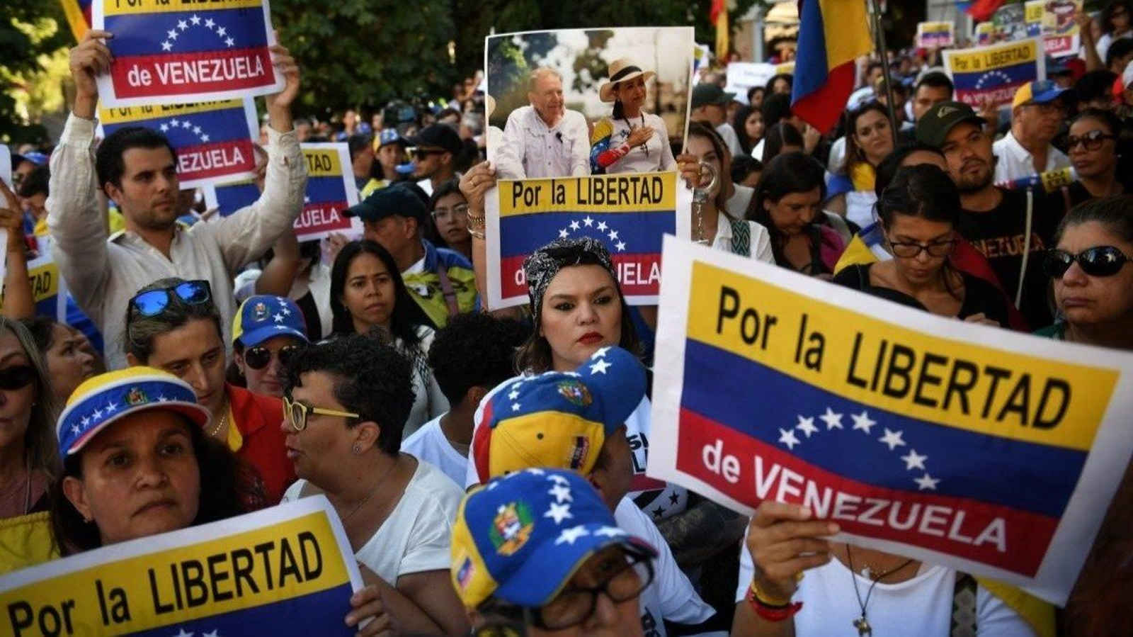 Manifestación de venezolanos frente al Congreso.
