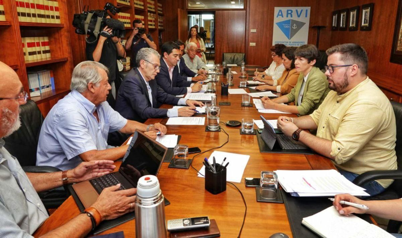 La reunión celebrada ayer entre ARVI y el BNG con Javier Touza, Ana Pontón, Ana Miranda y Xabier Igrexas.