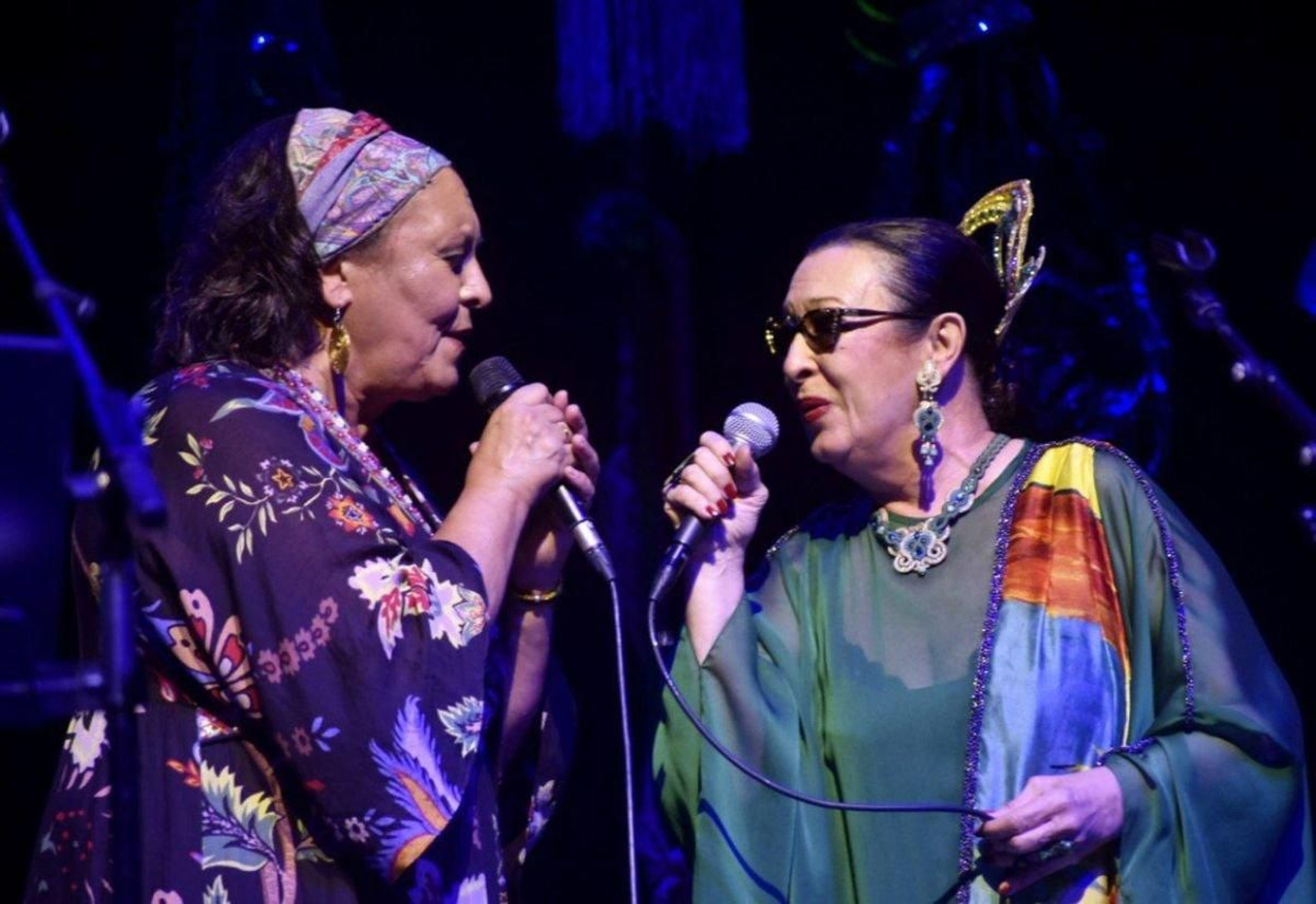 Martirio se sumó a las otras tres voces femeninas ayer en la Porta do Sol viguesa. En la imagen, con Uxía.