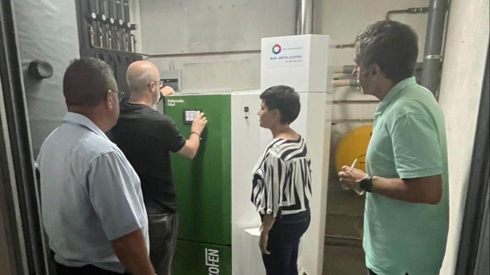 La alcaldesa visitó la nueva caldera instalada en el Centro Social polivalente.