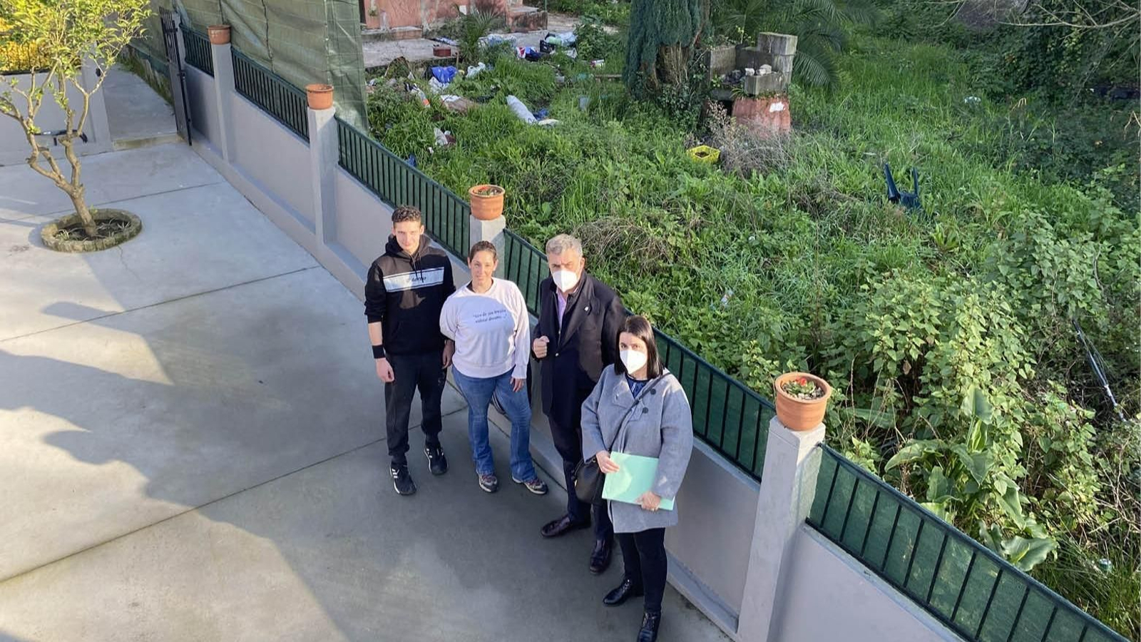 Marnotes, con vecinos de Teis junto a un solar abandonado.