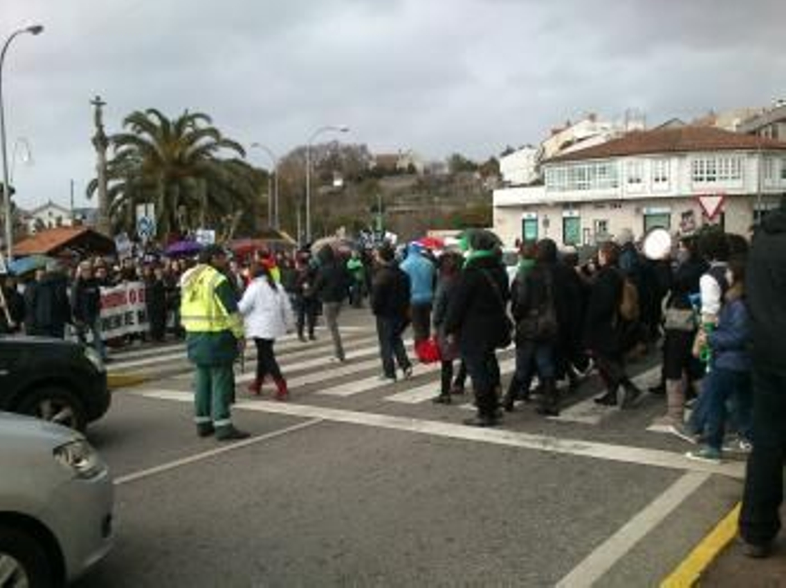 Manifestantes cruzando.