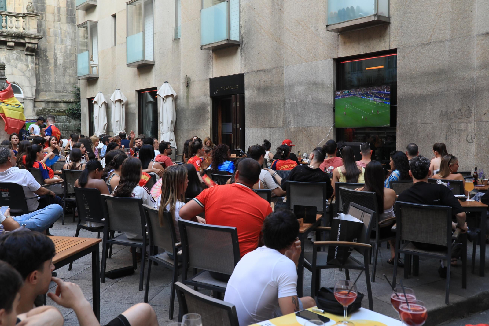 Galería | Ambiente y expectación en las terrazas de Ourense para disfrutar del partido de la selección española ante Portugal , en fotos