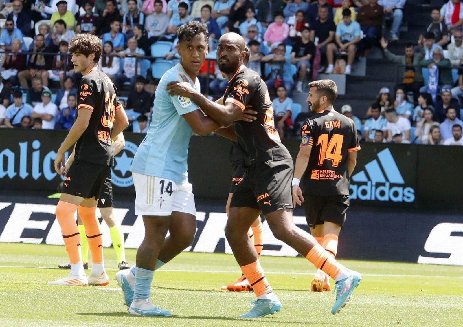 Tapia y Foulquier se agarran en un momento del partido.