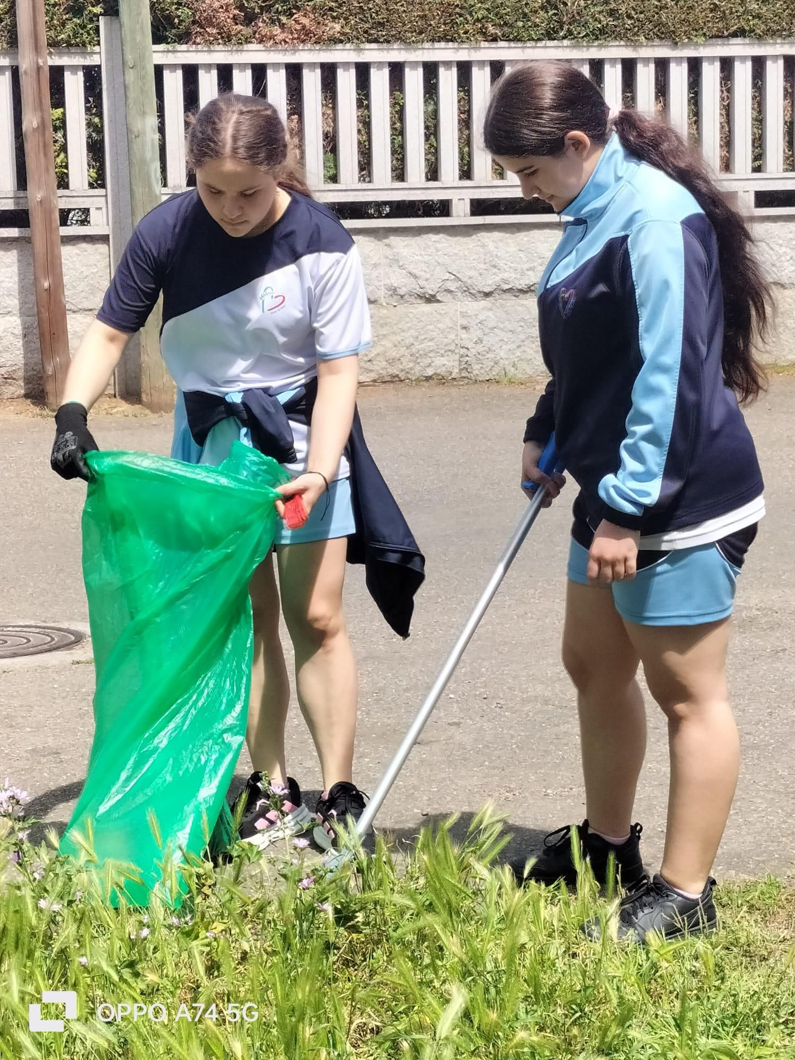 Limpieza ambiental del colegio María Inmaculada de Verín