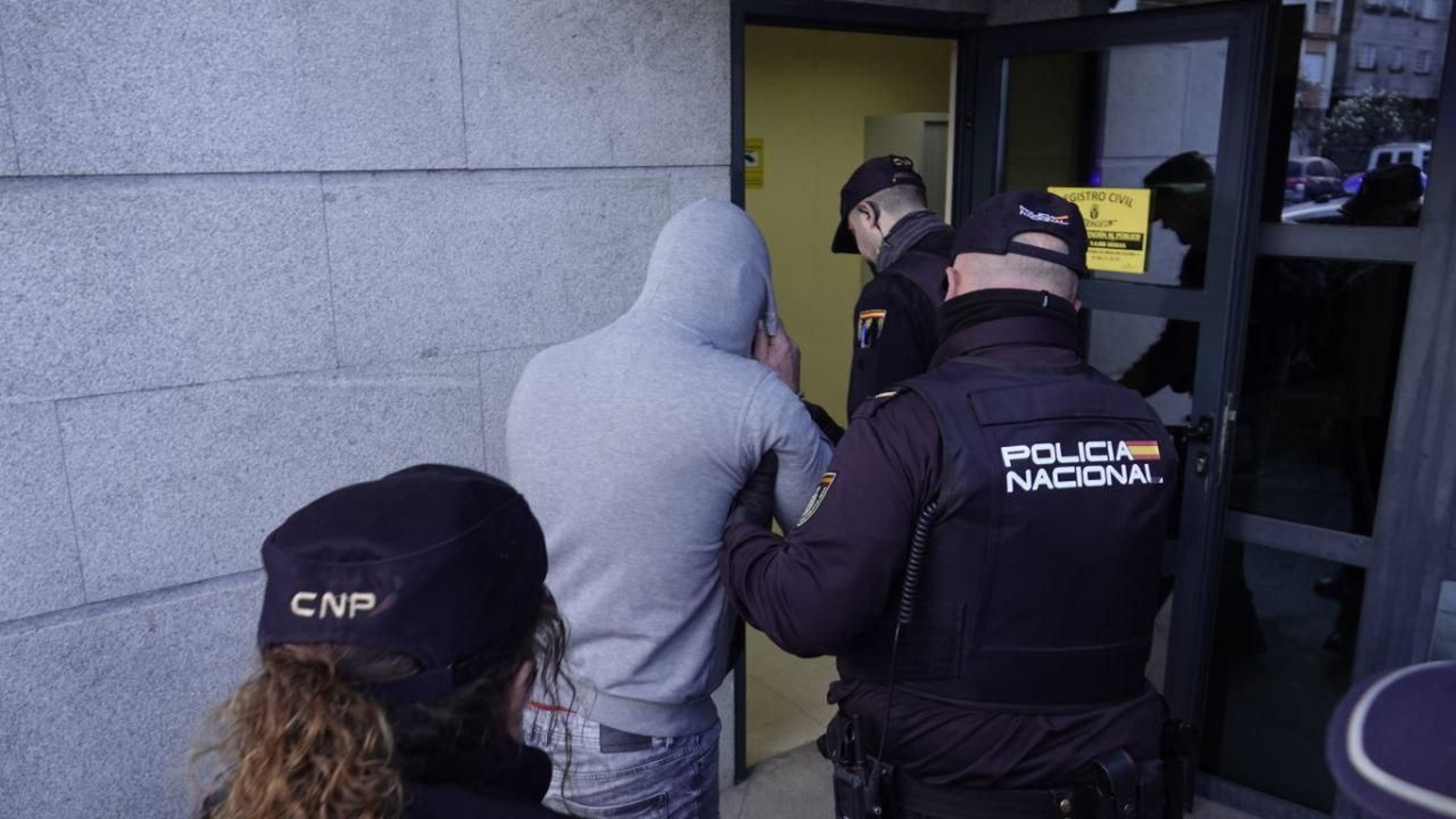 El supuesto autor del crimen entra en los juzgados de Redondela.