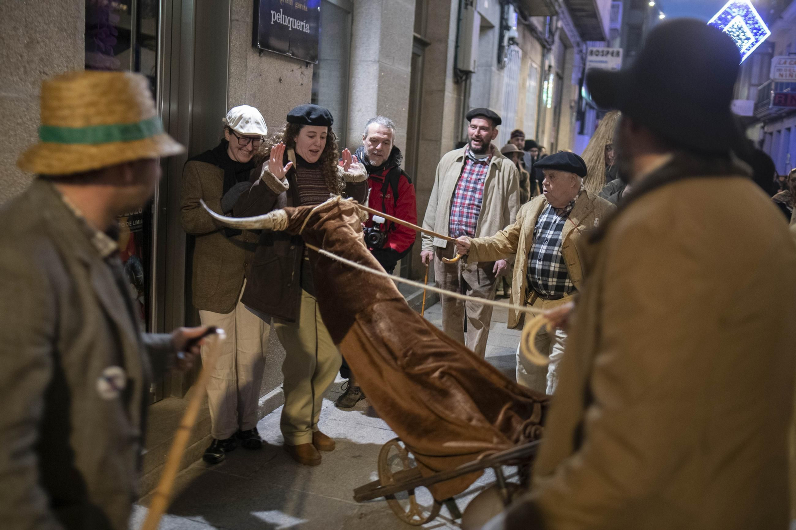 La procesión pagana del Meco recorrió Xinzo de Limia entre el anochecer y la noche.