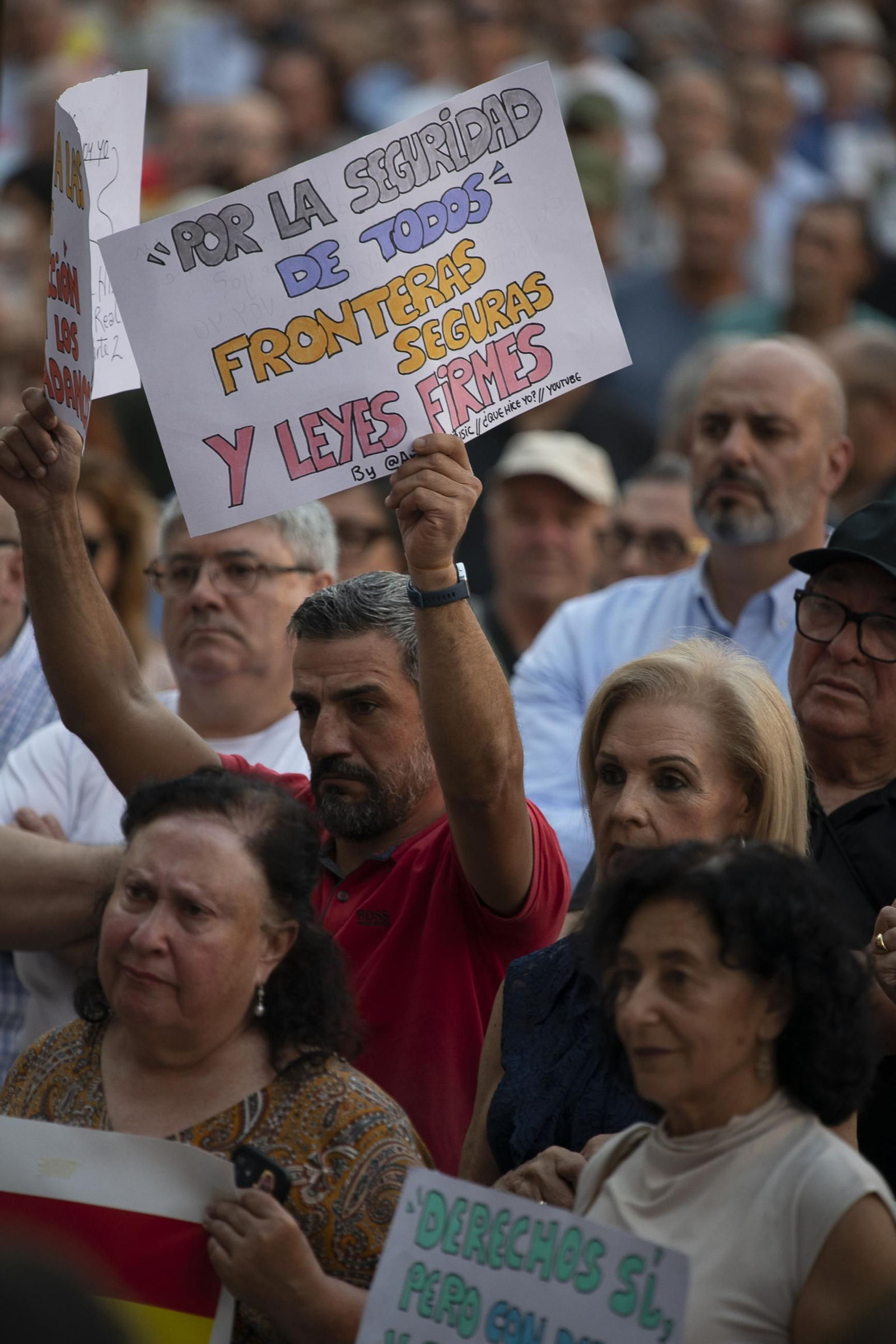 Vecinos y representantes políticos concentrados en la Praza Maior de Ourense frente al Concello durante la jornada de apoyo a Ceuta.