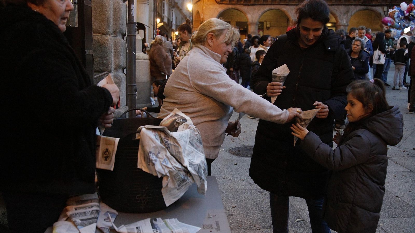 Galería | Cabezudos, castañas y bollo preñado para disfrutar de los magostos en la ciudad
