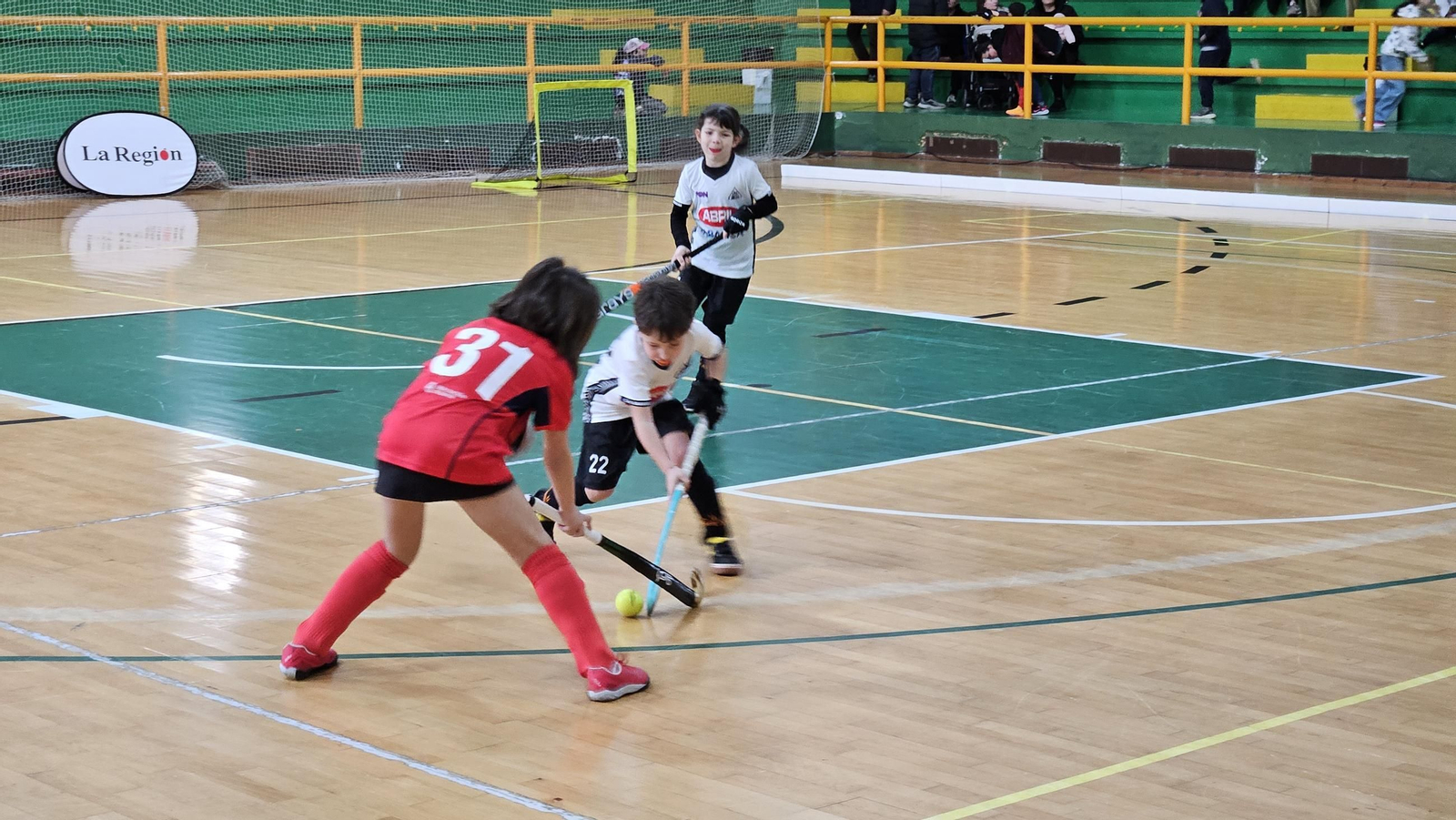 Galería | La cantera del hockey sala ourensano disfruta de una jornada de competición con +Deporte La Región